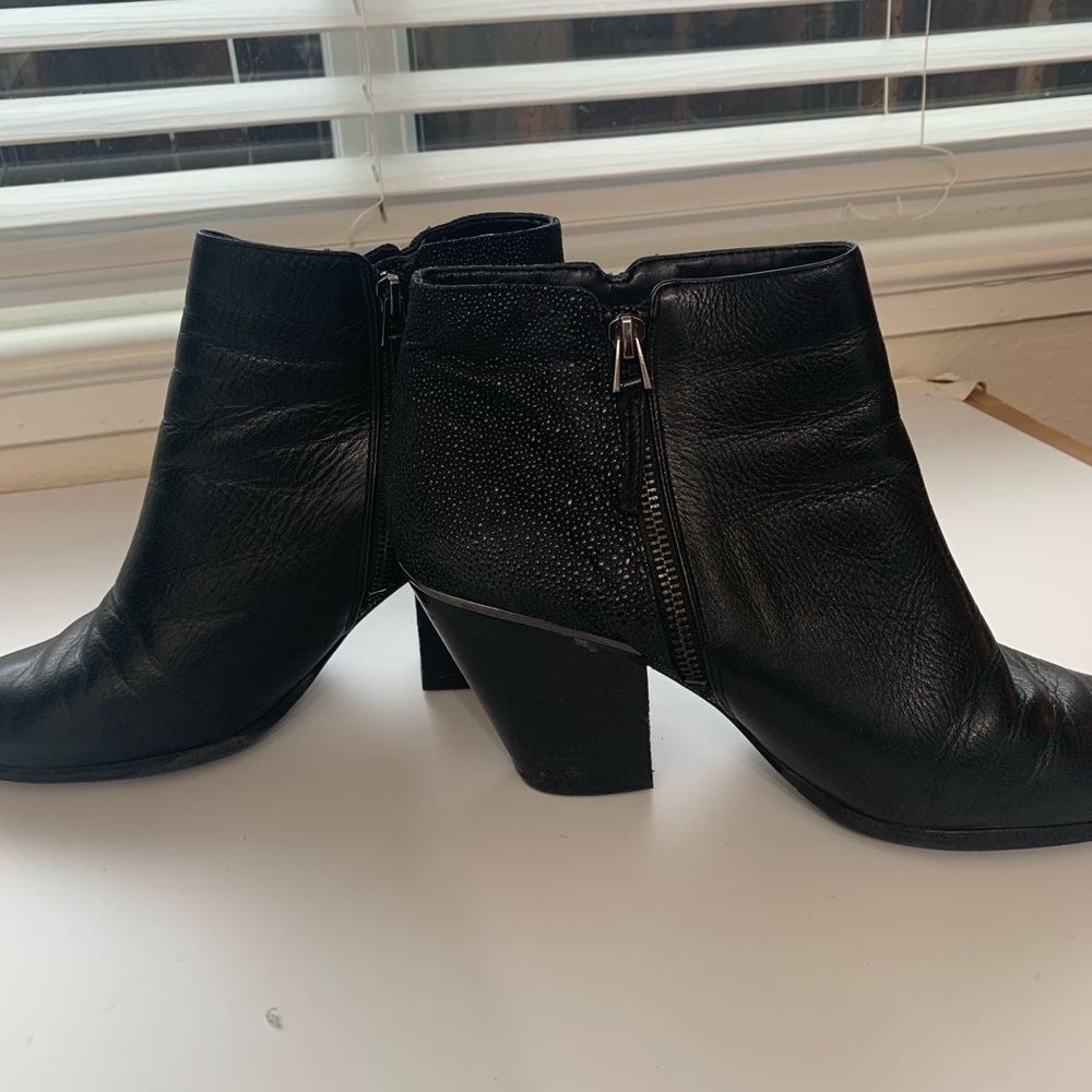Dolce Vita Black Textured Leather Heeled Bootie Size 10 - Picture 9 of 11